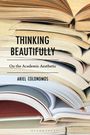 "Thinking Beautifully: On the Academic Aesthetic" steht inmitten übereinander gestapelter, teilweise geöffneter Bücher.