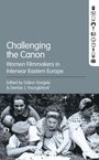 "Challenging the Canon: Women Filmmakers in Interwar Eastern Europe" von Gábor Gergely und Denise J. Youngblood. Oben: Symbole. Unten: Foto von vier lachenden Menschen im Gras.