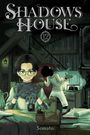 "Shadows House 12" und "Somato". Zwei Personen in einem düsteren Raum, eine arbeitet am Tisch, die andere steht im Hintergrund.
