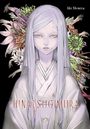 "HINATSUGIMURA" steht in stilisiertem Text. Illustration: Blasses, androgynes Wesen mit langen, weißen Haaren, umgeben von Blumen.
