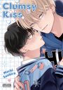 "Clumsy Kiss" steht oben, gefolgt von "Machi Suehiro" unten links, daneben eine Warnung. Zwei Jungen in inniger Pose; bunte Kleidung.