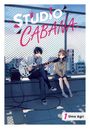 "STUDIO CABANA" in großen Buchstaben. Zwei Jugendliche, ein Junge spielt Gitarre, sitzen auf einem Dach.