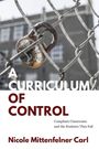 „A Curriculum of Control“ ist große, weiße und rote Schrift auf einem rostigen Vorhängeschloss in einem Maschendrahtzaun.