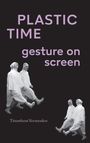 Text: "PLASTIC TIME gesture on screen Timotheus Vermeulen." Zwei Männer in weißen Anzügen marschieren.
