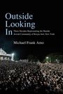 "Outside Looking In. Three Decades Representing the Hasidic Jewish Community of Kiryas Joel, New York. Michael Frank Amo." Eine große Menschenmenge bei Nacht.