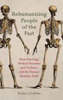 "Rehumanizing People of the Past. Bioarchaeology, Medical Museums and Archives, and the Human Remains Trade. Kristin LaFollette." Zwei Skelette stehen nebeneinander.