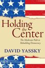 Text: „Holding the Center: The Moderate Path to Rebuilding Democracy. David Yassky.“ Amerikanische Flaggenmuster oben und unten.