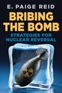 Text: "E. PAIGE REID", "BRIBING THE BOMB", "STRATEGIES FOR NUCLEAR REVERSAL". Illustration: Bombe in Eiswürfel.