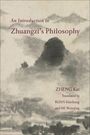 Text: "An Introduction to Zhuangzi’s Philosophy" von ZHENG Kai. Übersetzt von RUAN Hanliang und HE Wanqing. Gemälde: Berglandschaft.