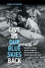 Titel: "GIVE US OUR BLUE SKIES BACK". Oben Frau mit Brille, unten Stadtansicht. Anna Schrade.