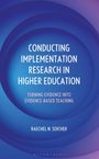 "Conducting Implementation Research in Higher Education" in Weiß auf blauem Hintergrund mit konzentrischen Kreisen.