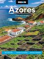 "Azores" von Carrie-Marie Bratley oben in Großbuchstaben. Unten "BEST BEACHES", "DIVING & KAYAKING", "NATURAL WONDERS". Küstenlandschaft mit Häusern.