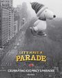 "LET'S HAVE A PARADE" in großer gelber Schrift. Darunter: "CELEBRATING 100 MACY'S PARADES". Luftballon von Snoopy schwebt über einer Parade in einer Stadt.