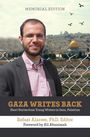 MEMORIAL EDITION. "GAZA WRITES BACK" von Refaat Alareer. Ein Mann lächelt vor einem Stadthintergrund, Vögel fliegen.