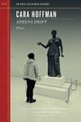 Titel: CARA HOFFMAN, ATHENS DRIFT. Eine Person betrachtet eine antike Statue in einem Museum.
