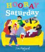 „HOORAY for Saturday“ in bunten Buchstaben. Illustration einer Familie mit Hund auf gelbem Sofa, die Popcorn isst.