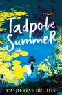 "Tadpole Summer" und "Catherine Bruton". Illustration: Ein Mädchen sitzt am Teich mit Seerosen und Farnen.