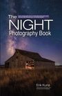 "The NIGHT Photography Book" steht oben. Darunter eine Scheune vor einem sternenklaren Himmel bei Nacht. Autor: Erik Kuna.