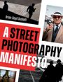 „A Street Photography Manifesto“ in großen, roten und weißen Buchstaben. Fotos von Personen in Urban-Settings.
