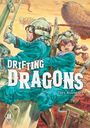 Text: "DRIFTING DRAGONS" und "Taku Kuwabara". Zwei Menschen in blauen Fluganzügen und Helmen vor einem Luftschiff.