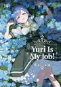 „Yuri Is My Job!“ zeigt eine lächelnde Person mit blauem Haar, umgeben von blauen Blumen. Manga-Stil.