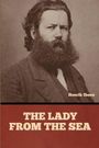"Henrik Ibsen" oben rechts und "THE LADY FROM THE SEA" unten. Sepia-Foto eines bärtigen Mannes in Anzug.