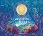 Text: "UNDER THE SPOTLIGHT MYSTERIES OF THE Ocean". Ein Meeresthema, mit Korallen und Meerestieren.