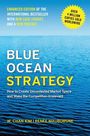 "Blue Ocean Strategy" in großen Buchstaben, darunter: How to Create Uncontested Market Space and Make the Competition Irrelevant. Hintergrund: Ozean.