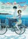 "The Long Summer of August 31" steht in roter Schrift. Ein Paar fährt zusammen auf einem Fahrrad an einer Küste entlang.