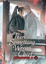 "There's Something Wrong with the Chief." Zwei Figuren in historischen Gewändern stehen nah beieinander, während es regnet.