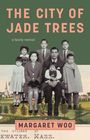 "THE CITY OF JADE TREES", "a family memoir", "MARGARET WOO". Alte Familienfoto-Collage vor städtischer Kulisse.
