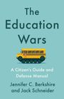 "The Education Wars: A Citizen's Guide and Defense Manual" von Jennifer C. Berkshire und Jack Schneider. Ein Schulbus mit Panzerketten.