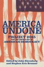 Text: "AMERICA UNDONE: PROJECT 2025 AND THE UNRAVELING OF AMERICAN DEMOCRACY. Edited by John Ehrenberg and Stephen Eric Bronner." Illustration mit einer verfremdeten US-Flagge im Hintergrund.