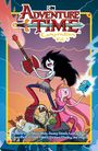 „Adventure Time Compendium Vol. 4“. Zwei Figuren musizieren auf Schrott, eine spielt eine gitarrenförmige Axt.