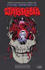 „Chilling Adventures of Sabrina“, Deluxe Edition. Illustration: Sabrina in einem Totenkopf mit rot-schwarzen Gestalten.