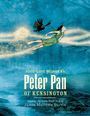 Text: "Jose-Luis Munuera, Peter Pan of Kensington, based on The Little White Bird by James Matthew Barrie."  
Illustration: Junge in Grün fliegt mit einem Raben und einer leuchtenden Gestalt durch den Himmel.