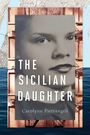 „THE SICILIAN DAUGHTER“ von Carolynn Pietrangeli. Ein Schwarzweißporträt einer Frau vor Architektur und Wasser.