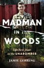 "Madman in the Woods: Life Next Door to the Unabomber" von Jamie Gehring. Ein Mann vor Holzzaun und Waldhintergrund.