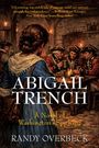 „ABIGAIL TRENCH“ und „A Novel of Washington's Spy Ring“ stehen groß. Eine Frau belauscht Männer in Uniformen in einem Gasthaus.