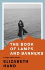 "The Book of Lamps and Banners", ein Cass Neary Roman von Elizabeth Hand. Schwarz-weißes Foto einer Person am Meer.