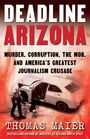 "DEADLINE ARIZONA. MURDER, CORRUPTION, THE MOB. THOMAS MAIER. Ein Polizist neben einem demolierten Auto."