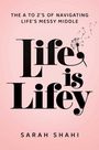Text: "THE A TO Z'S OF NAVIGATING LIFE'S MESSY MIDDLE. Life is Lifey. SARAH SHAHI." Hintergrund: rosa, Pusteblumensilhouette.