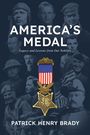 "AMERICA'S MEDAL" und "PATRICK HENRY BRADY" auf blauem Hintergrund. Schriftzug über Kriegshelden und Medaille.