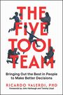 Text: "The Five Tool Team", "Bringing Out the Best in People to Make Better Decisions", "Ricardo Valerdi, PhD". Silhouetten von Sportlern und Profis.