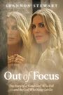 Text: "SHANNON STEWART", "Out of Focus", "The Story of a 'Good Girl' Who Fell—and the God Who Never Let Go". Eine Frau mit langem, blondem Haar schaut in einen Spiegel.