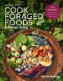 Text: "HOW TO COOK FORAGED FOODS without dying", "100 RECIPES Featuring Wild, Edible Plants and Mushrooms", "NEVIN MARTELL". 
Teller mit Früchten, Pilzen und Blättern auf Holzuntergrund.