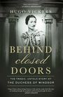 Text: “Filled with revelations.” — ISABELLA ROSSELLINI. Autor: Hugo Vickers. Titel: BEHIND CLOSED DOORS. Frau in elegantem Look.
