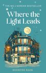 "The No.1 Korean Bestseller. Where the Light Leads. Illustration eines beleuchteten Gebäudes bei Vollmond."
