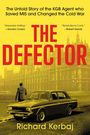 Texte: "The Untold Story of the KGB Agent", "THE DEFECTOR", "Richard Kerbaj", "Absolutely thrilling", "Reads like le Carré".  
Bild zeigt ein altes Auto vor einem großen Gebäude mit Türmen.
