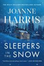 Text: "JOANNE HARRIS SLEEPERS IN THE SNOW". Winterlandschaft, Haus im Schnee, umgeben von Bäumen.